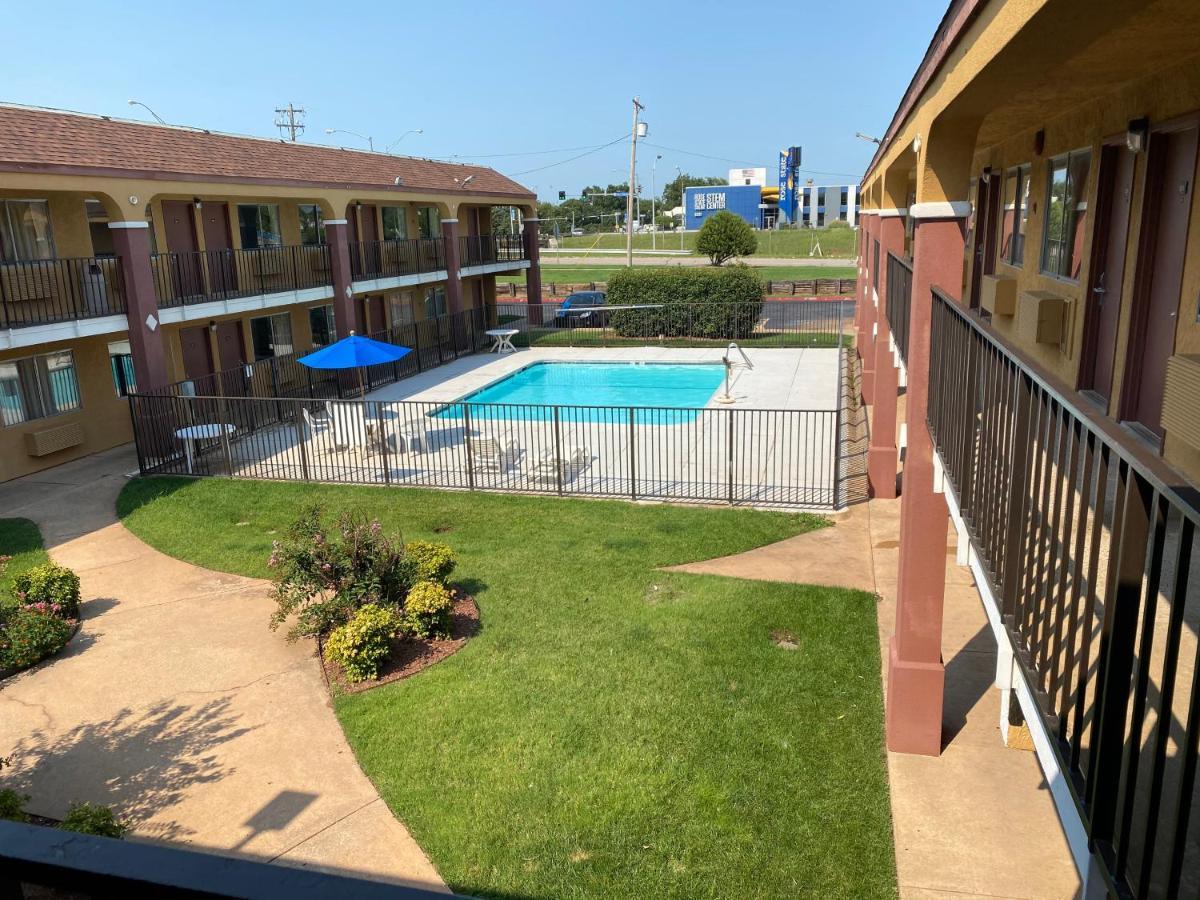 Super 8 By Wyndham Midwest City Ok Exteriör bild