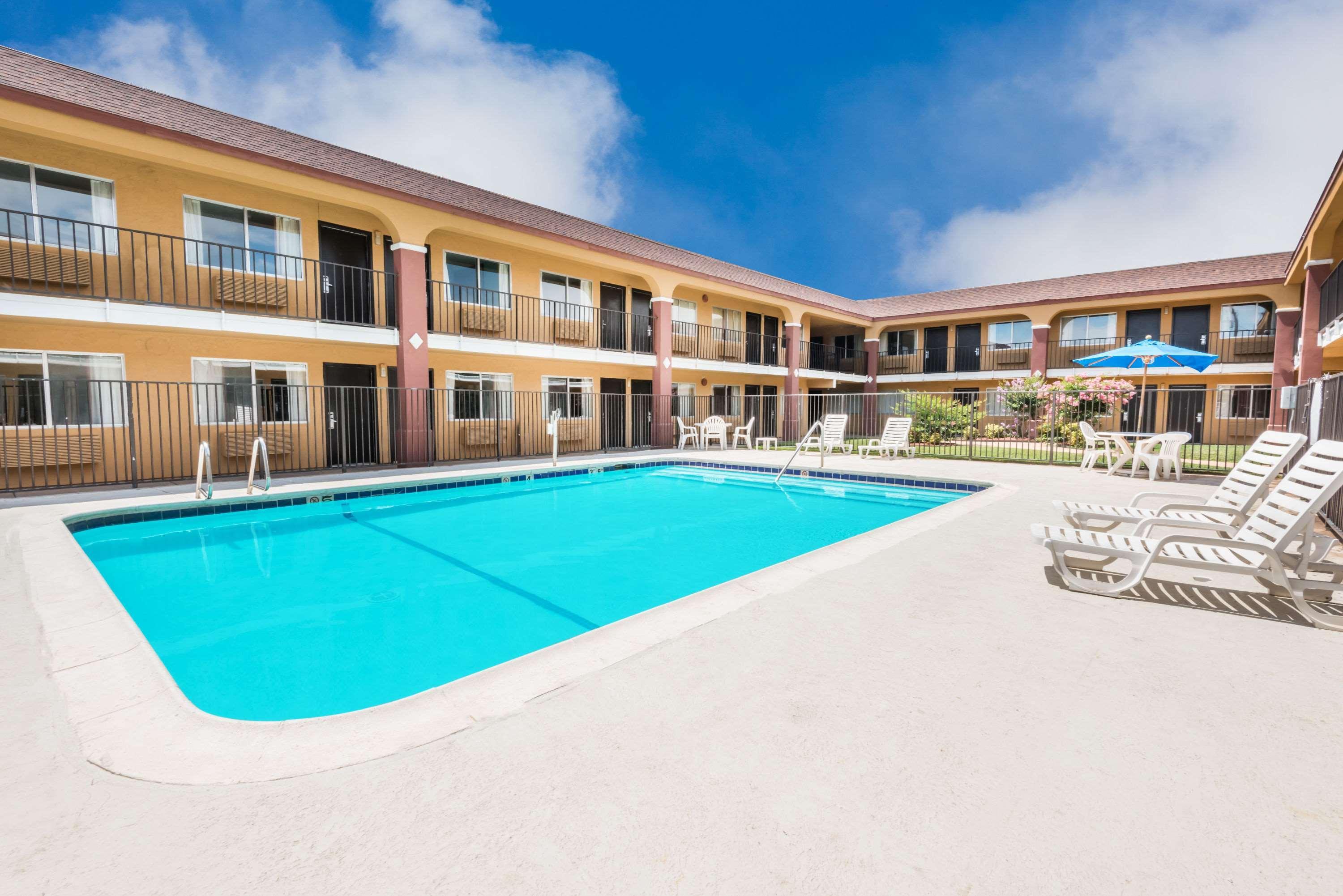 Super 8 By Wyndham Midwest City Ok Exteriör bild