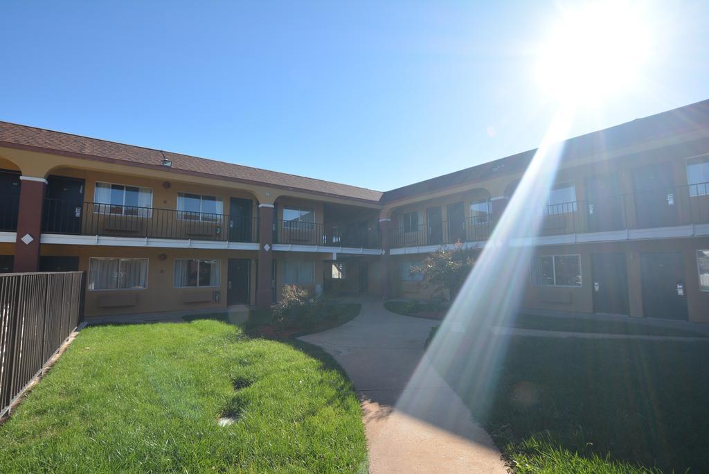 Super 8 By Wyndham Midwest City Ok Exteriör bild