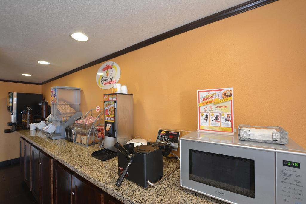 Super 8 By Wyndham Midwest City Ok Exteriör bild